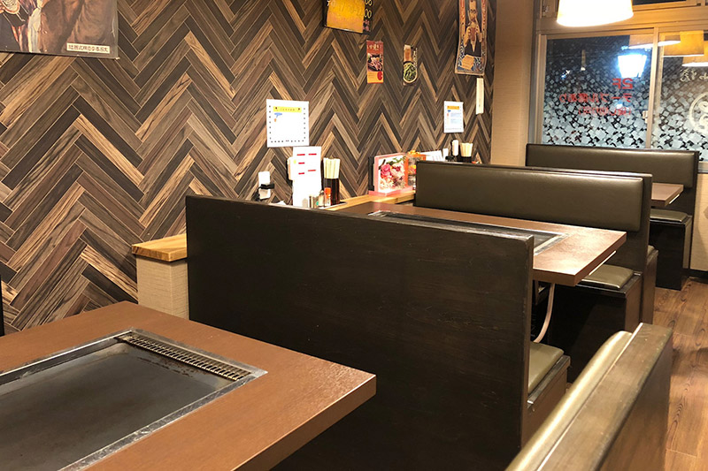 ゆったりしたテーブル席